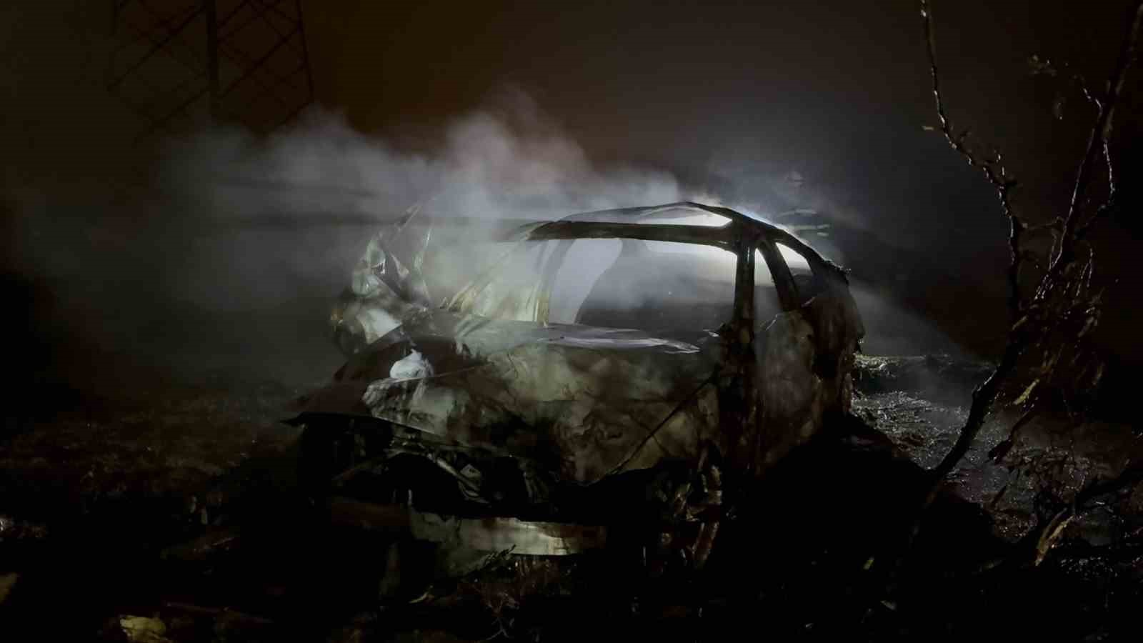 Şarampole uçan otomobil alev aldı: Canlarını son anda kurtardılar
