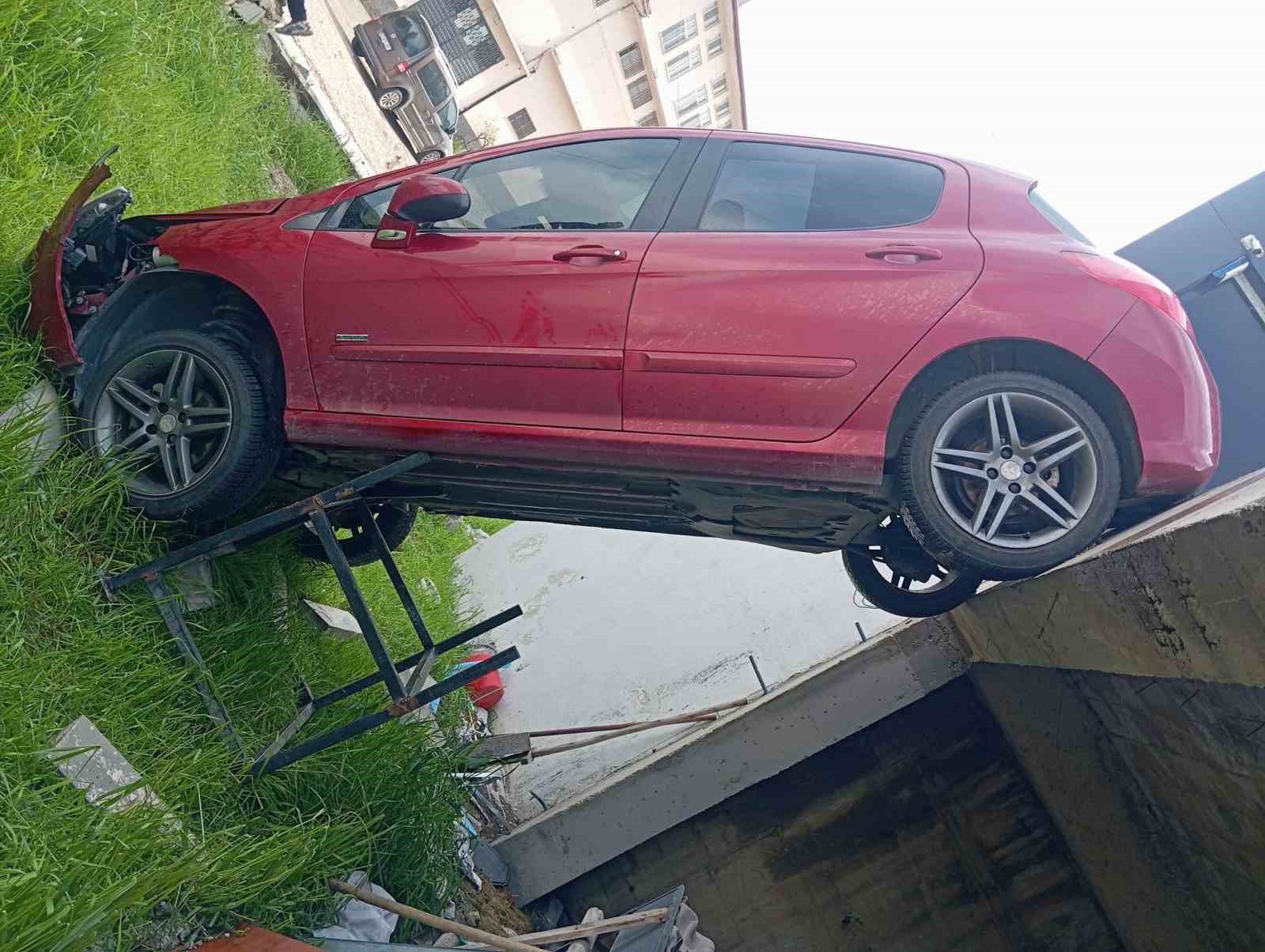 Şarampole uçan otomobil dik kaldı: 1 yaralı
