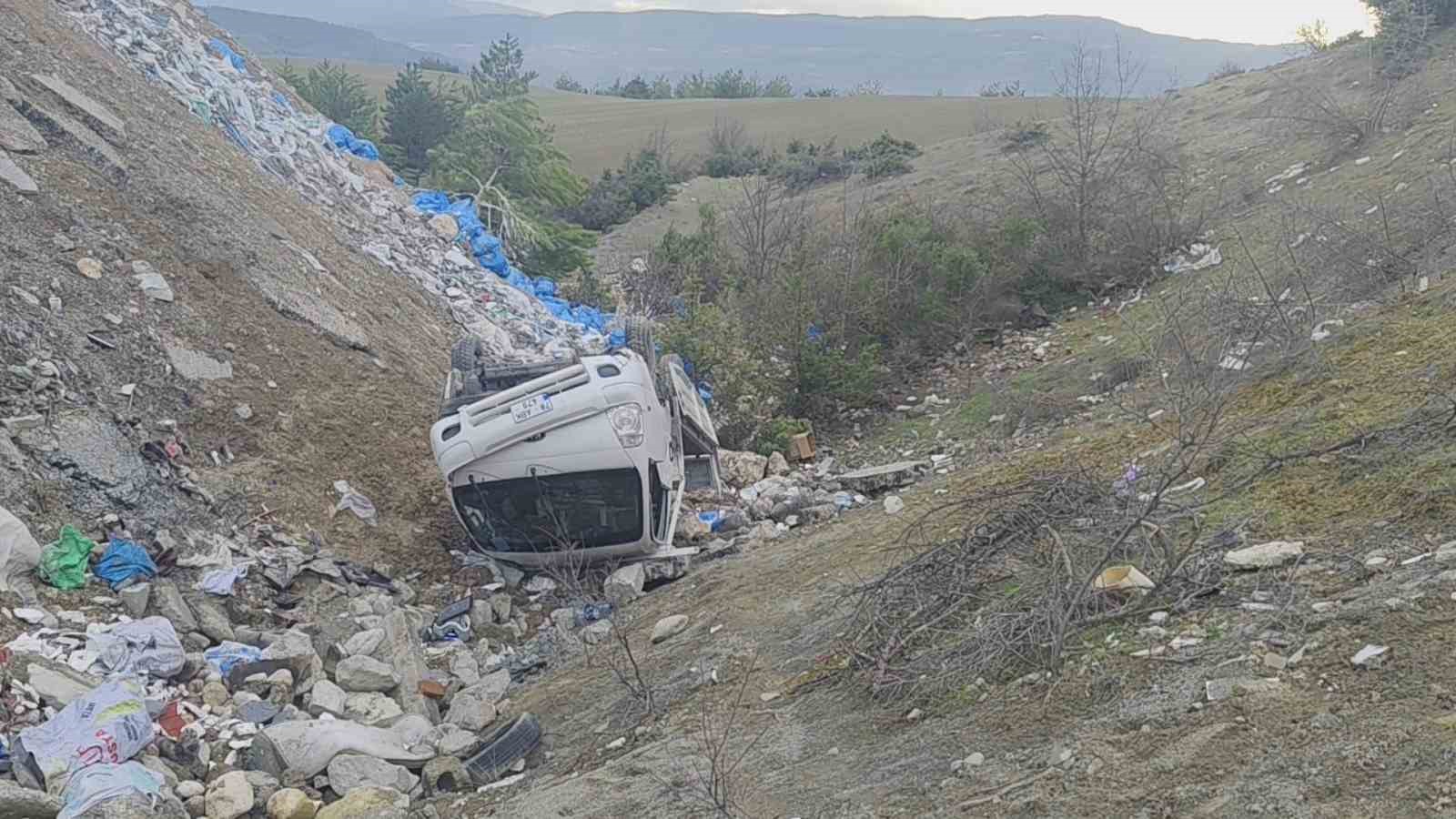 Şarampole yuvarlanan kamyonetteki 2 kişi yaralandı
