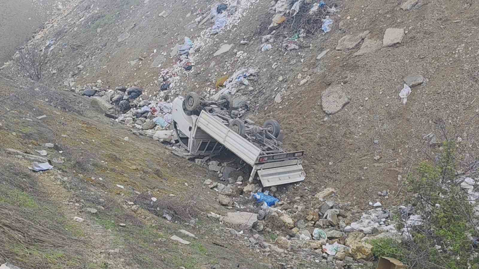 Şarampole yuvarlanan kamyonetteki 2 kişi yaralandı
