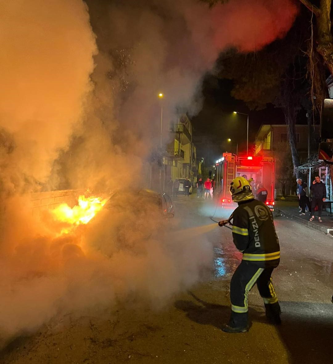 Sarayköy’de park halindeki otomobil alevlere teslim oldu
