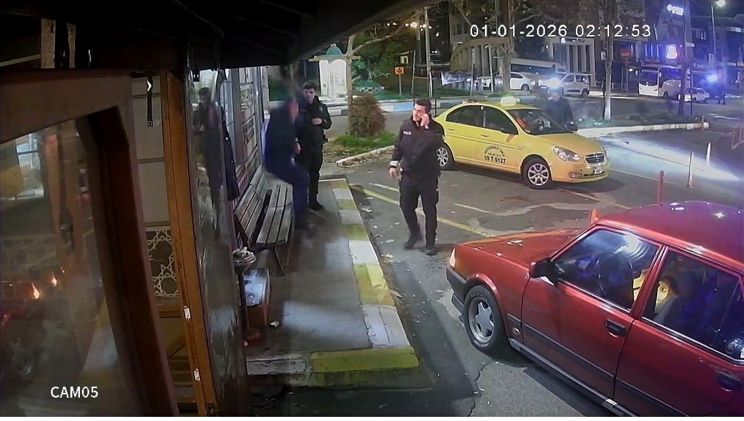 Sarhoş vatandaş kendine zarar verdi, polis uzun süre ikna etmeye çalıştı : O anlar güvenlik kamerasına yansıdı
