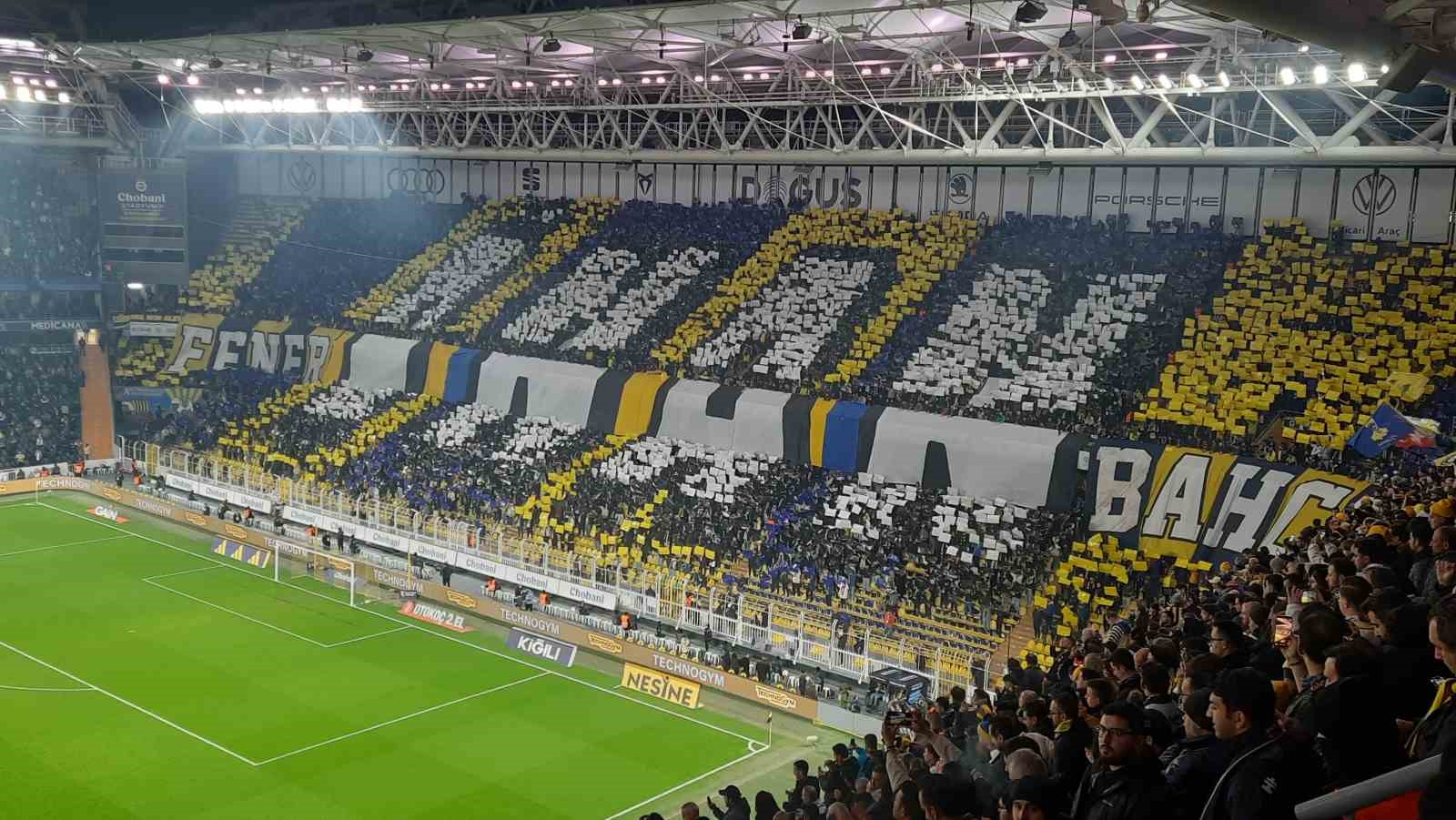 Sarı-lacivertli taraftarlardan ‘İnan Fenerbahçe’ yazılı koreografi
