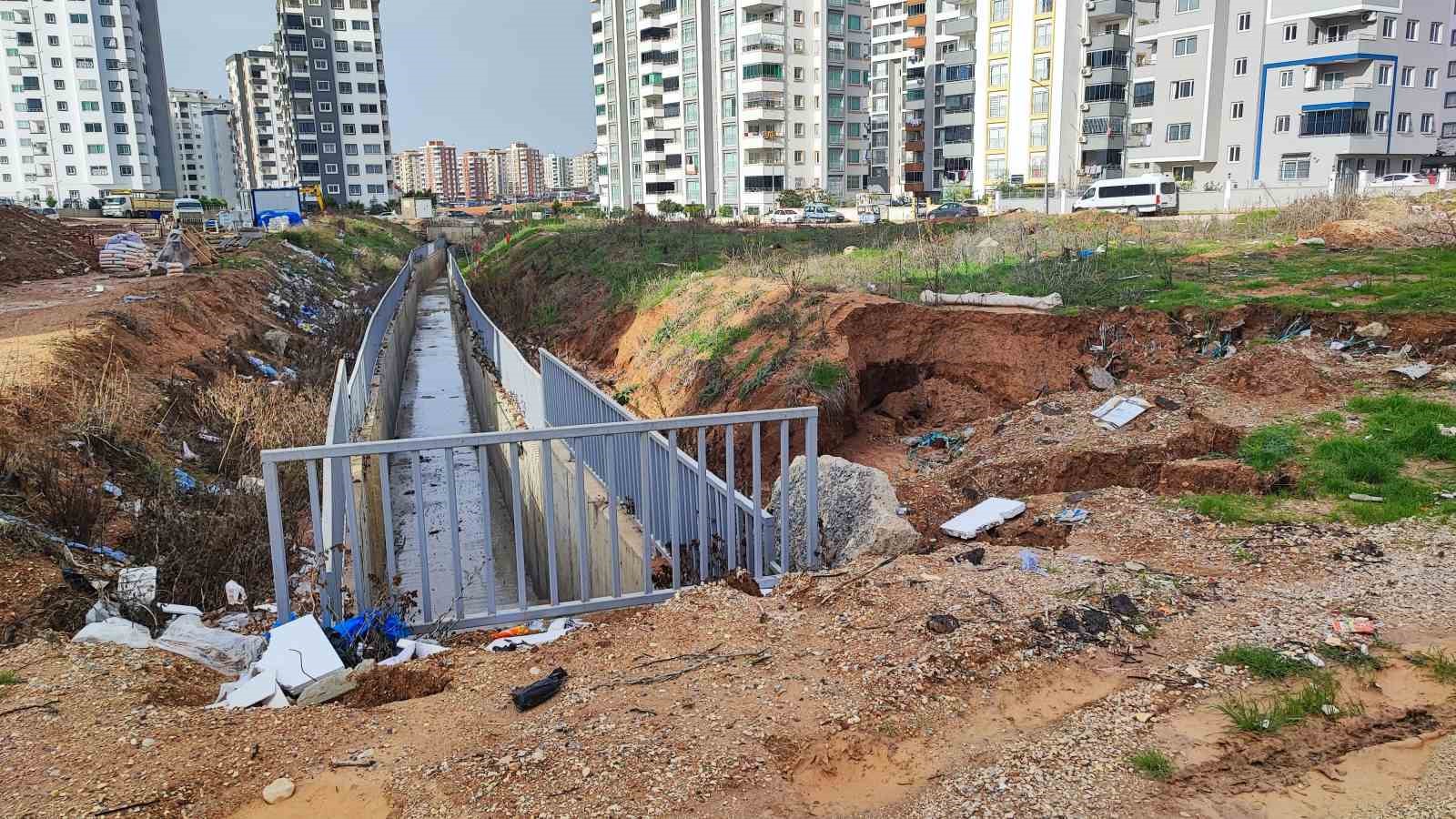 Sarıçam’da dere yatağına ev yapılması, alt yapı yetersizliği sele neden oluyor
