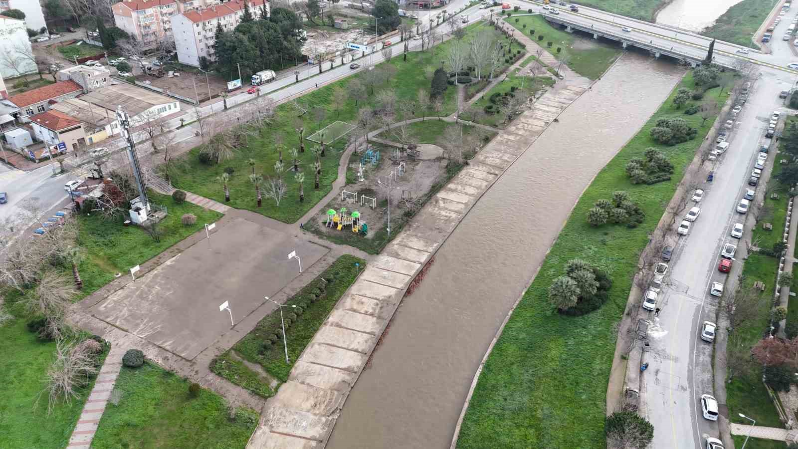 Sarıçay için Valilikten uyarı: Çevresinden ve dere yataklarından uzak durun
