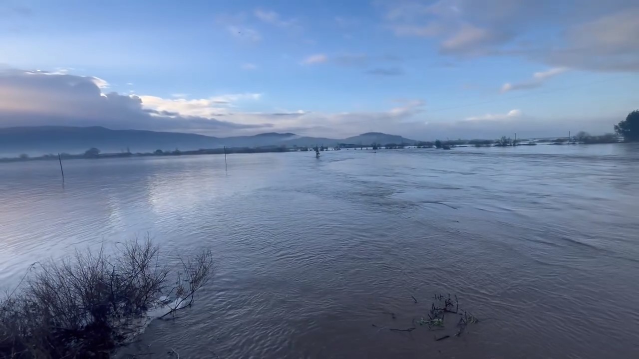 Sarıçay taştı, Bağarası’nda tarım arazileri sular altında
