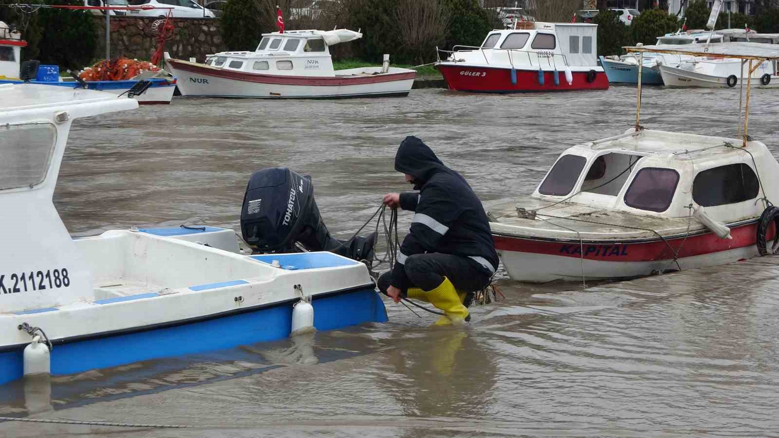Sarıçay’da balıkçı nöbeti: Balıkçılar tekneleri batmasın diye bekliyor
