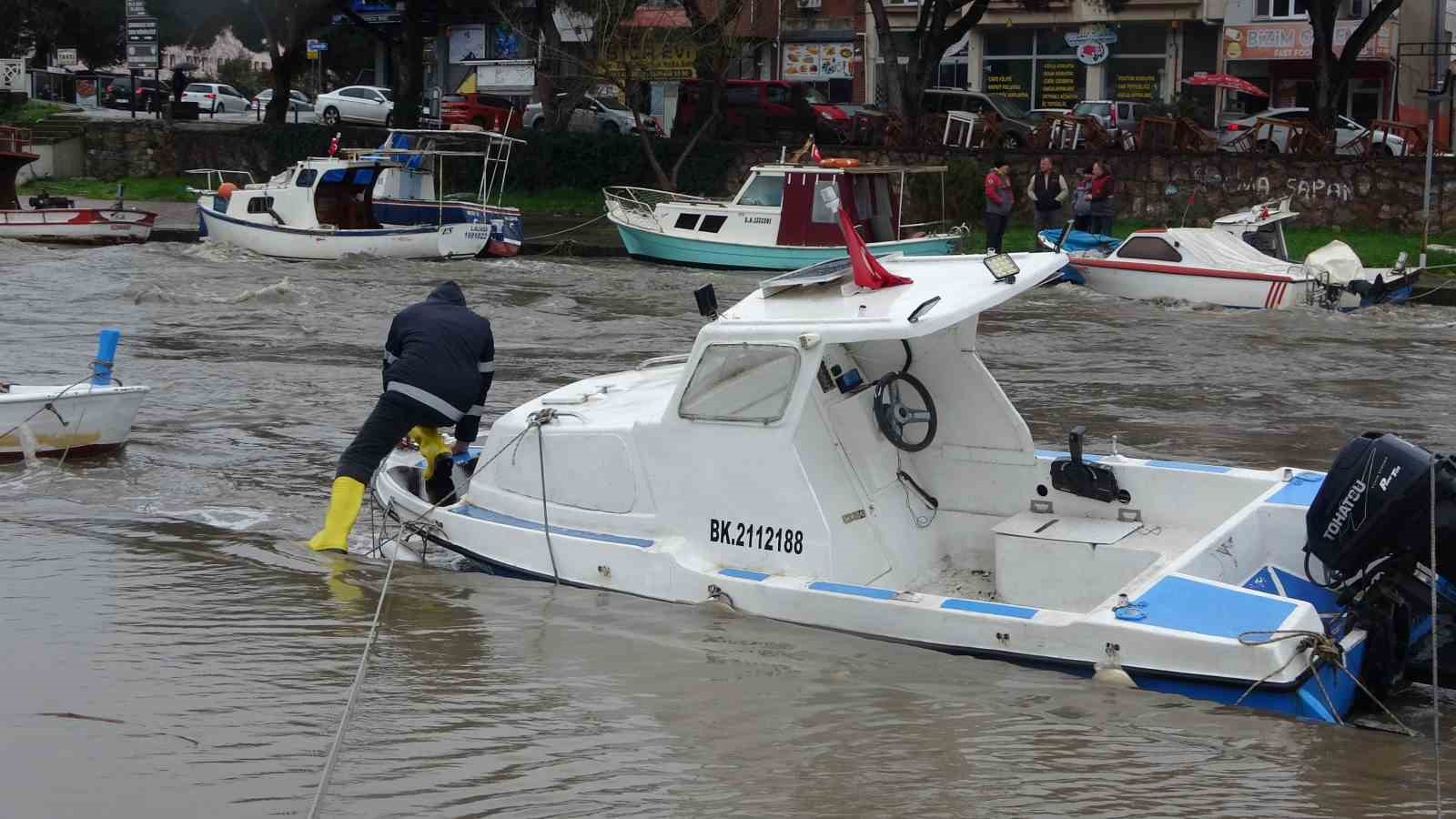Sarıçay’da balıkçı nöbeti: Balıkçılar tekneleri batmasın diye bekliyor
