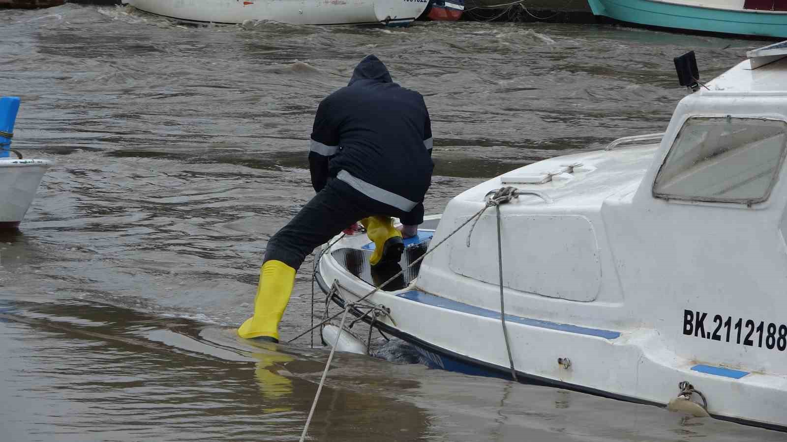 Sarıçay’da balıkçı nöbeti: Balıkçılar tekneleri batmasın diye bekliyor
