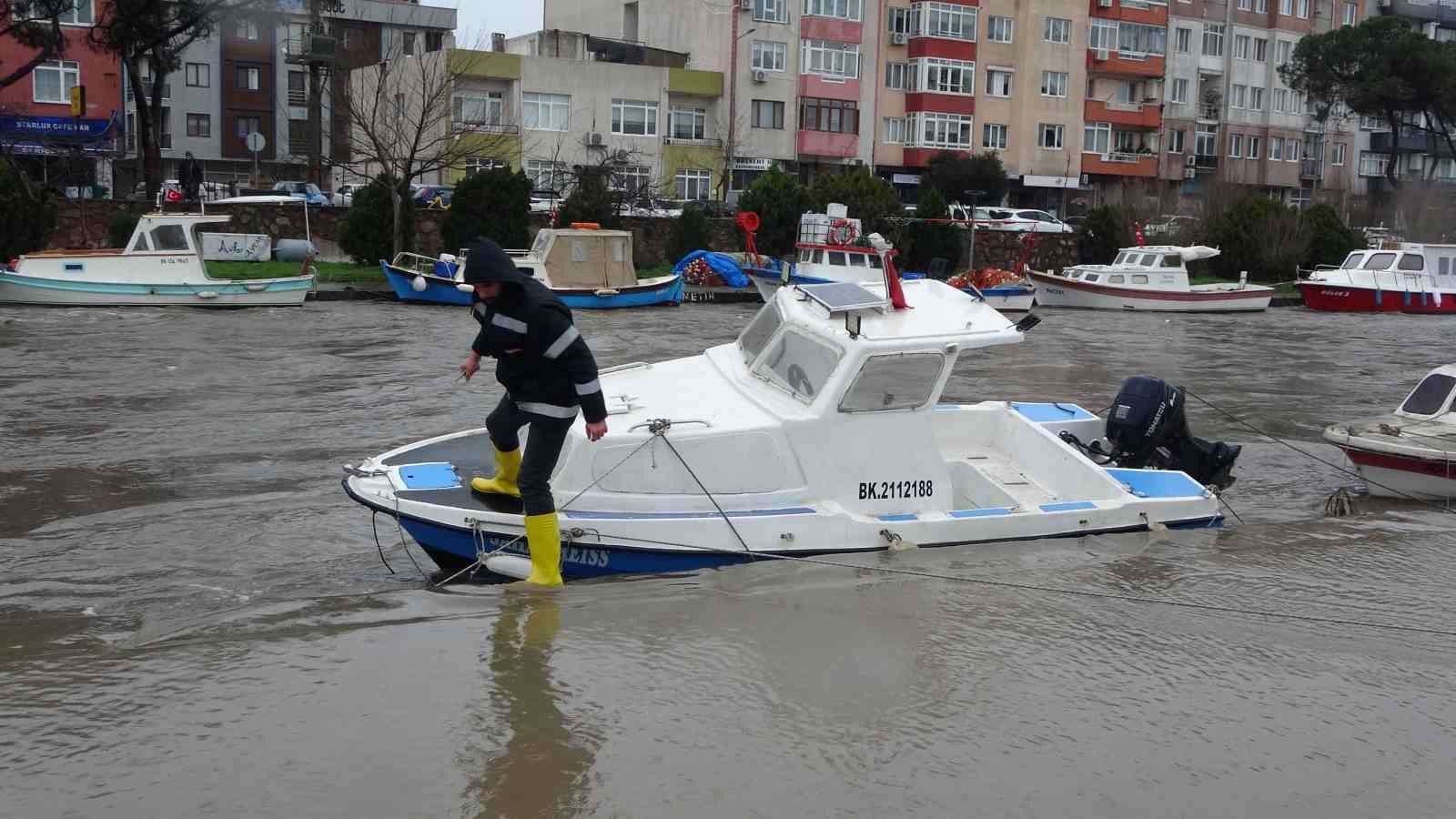 Sarıçay’da balıkçı nöbeti: Balıkçılar tekneleri batmasın diye bekliyor
