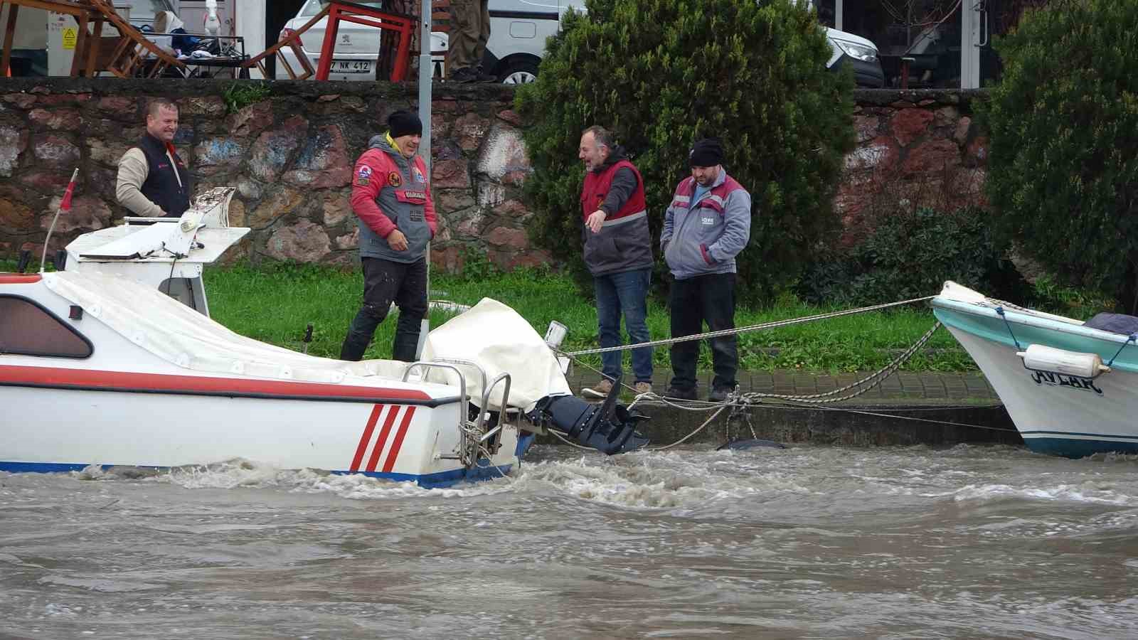 Sarıçay’da balıkçı nöbeti: Balıkçılar tekneleri batmasın diye bekliyor
