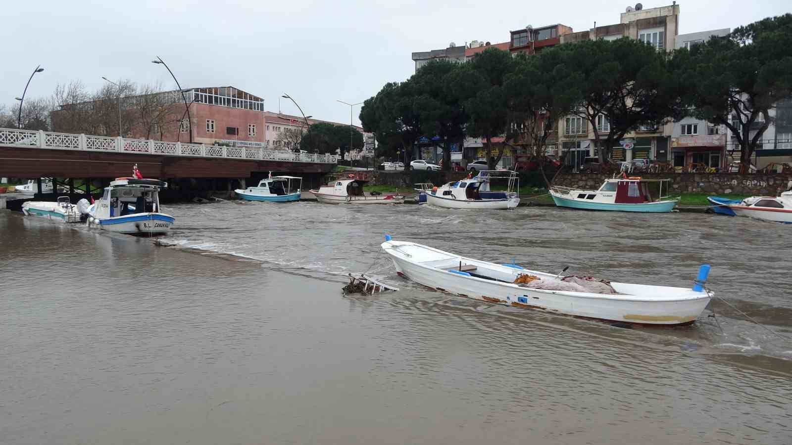 Sarıçay’da balıkçı nöbeti: Balıkçılar tekneleri batmasın diye bekliyor
