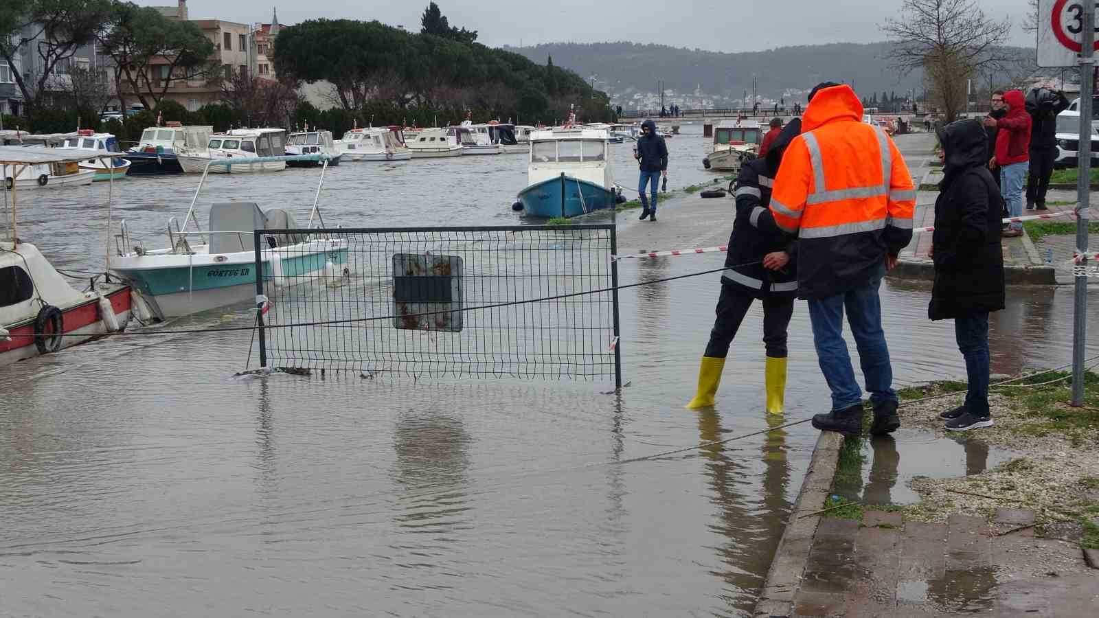 Sarıçay’da balıkçı nöbeti: Balıkçılar tekneleri batmasın diye bekliyor
