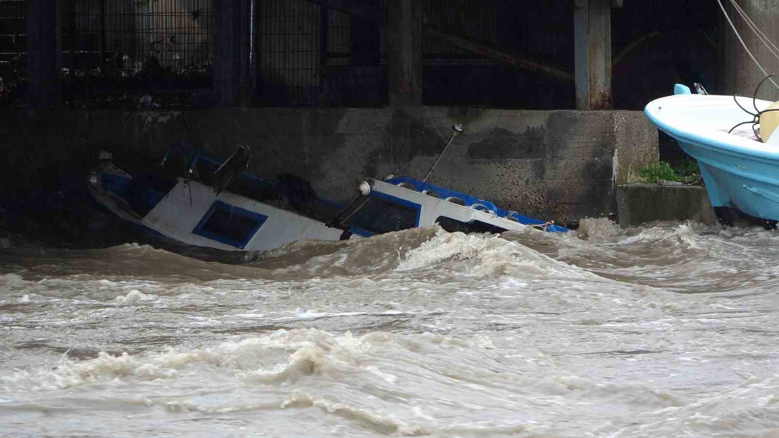 Sarıçay’da balıkçı nöbeti: Balıkçılar tekneleri batmasın diye bekliyor
