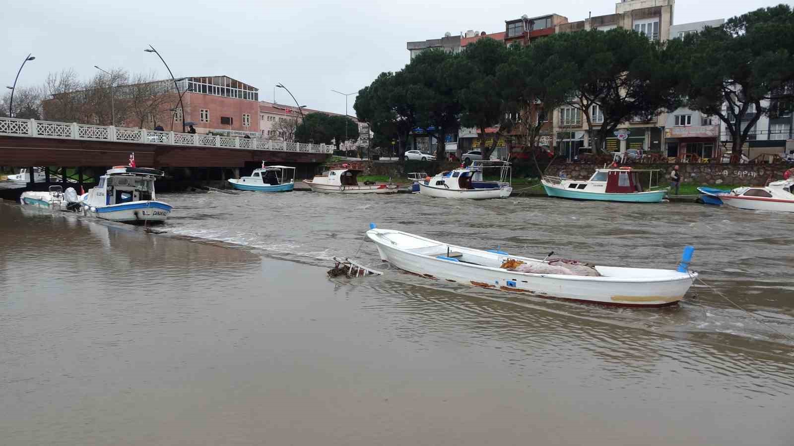 Sarıçay’da balıkçı nöbeti: Balıkçılar tekneleri batmasın diye bekliyor
