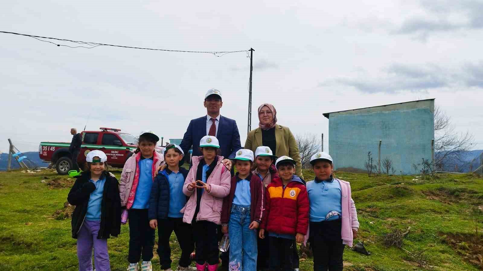 Sarıgöl’de 400 fıstık çamı toprakla buluştu
