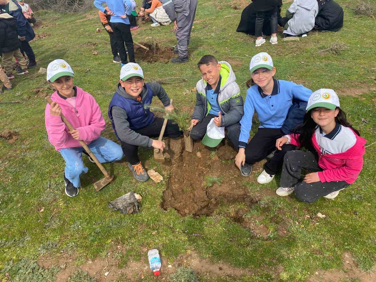 Sarıgöl’de 400 fıstık çamı toprakla buluştu
