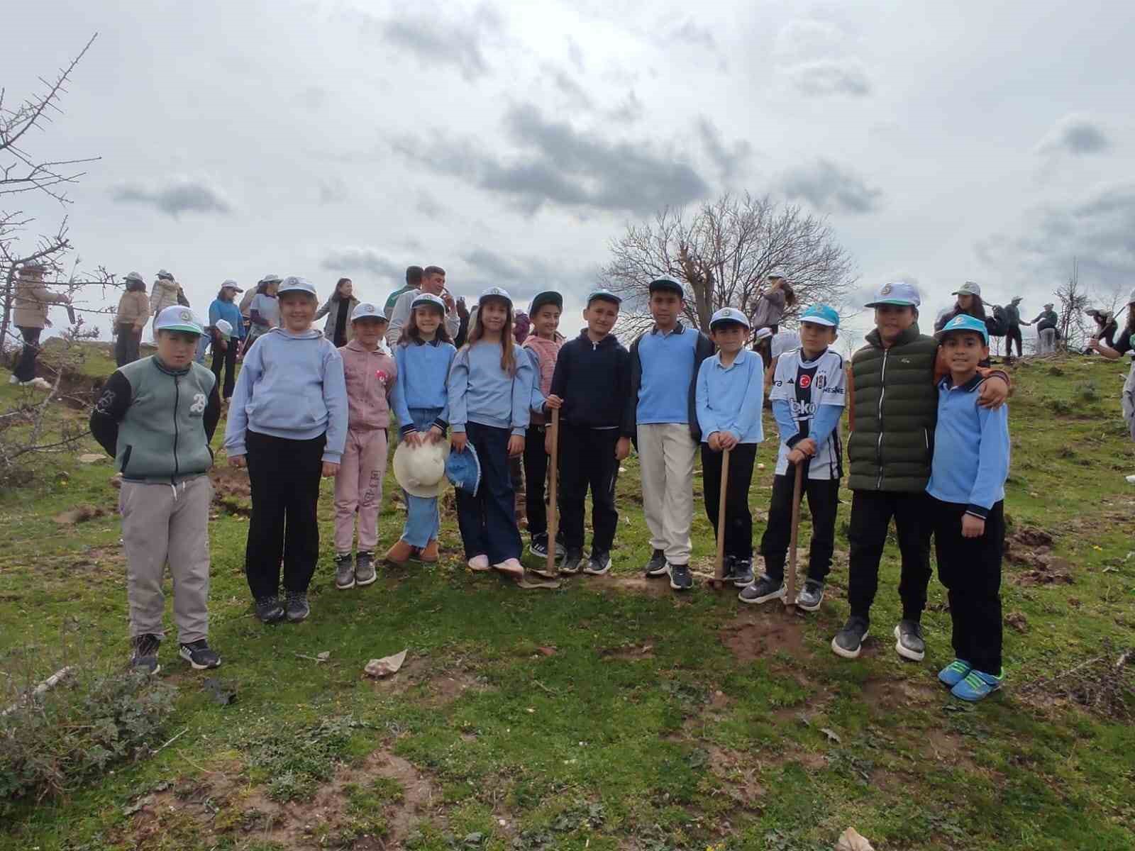 Sarıgöl’de 400 fıstık çamı toprakla buluştu
