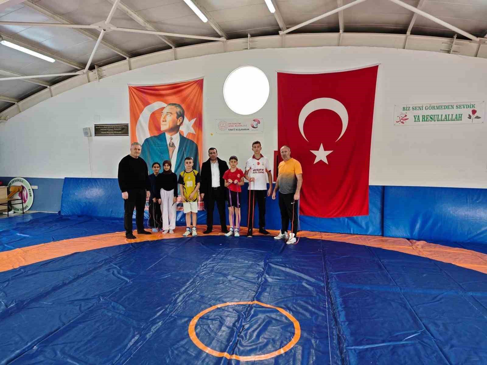 Sarıgöl’de minik güreşçiler tatilde de minderde
