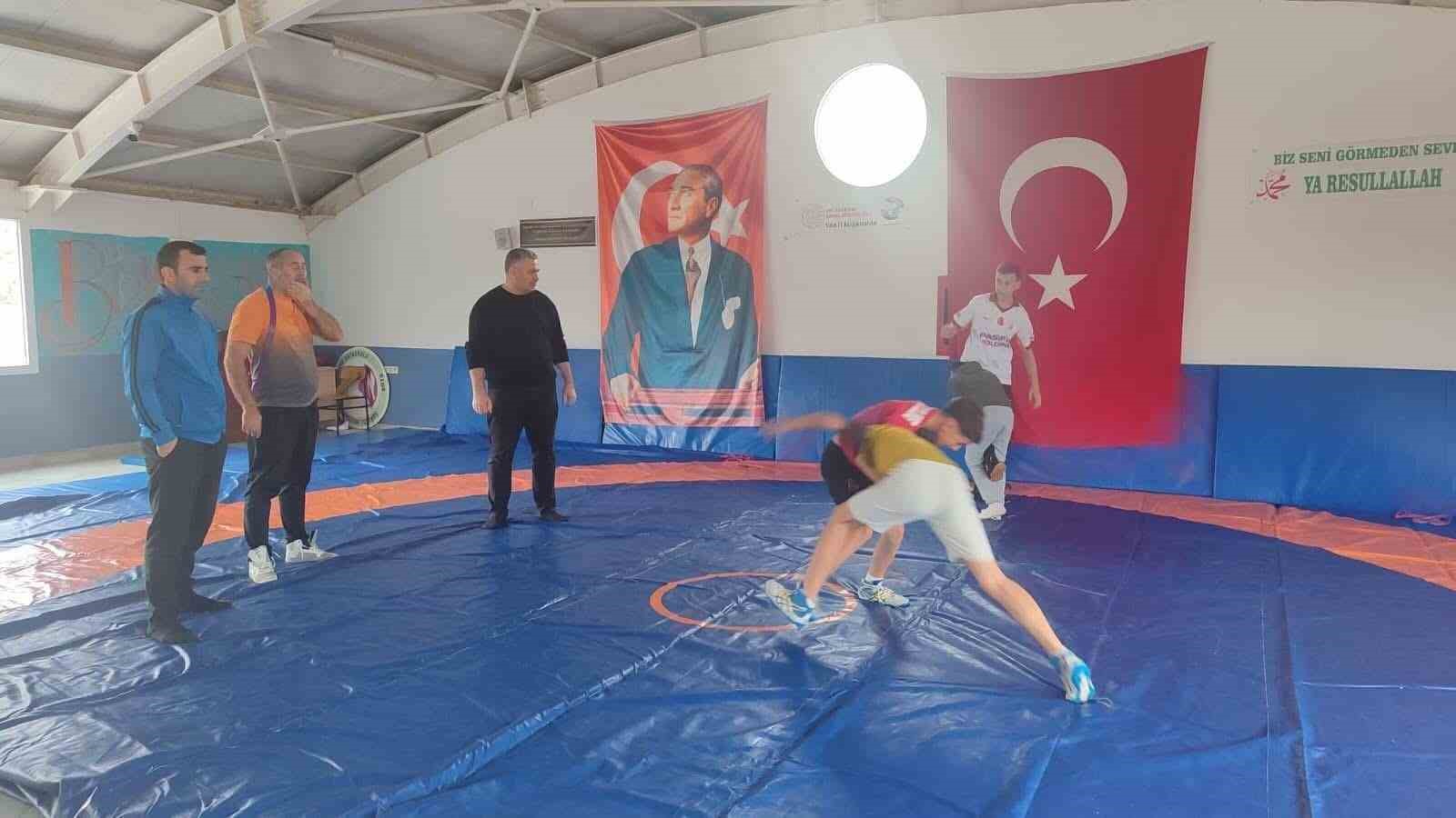 Sarıgöl’de minik güreşçiler tatilde de minderde
