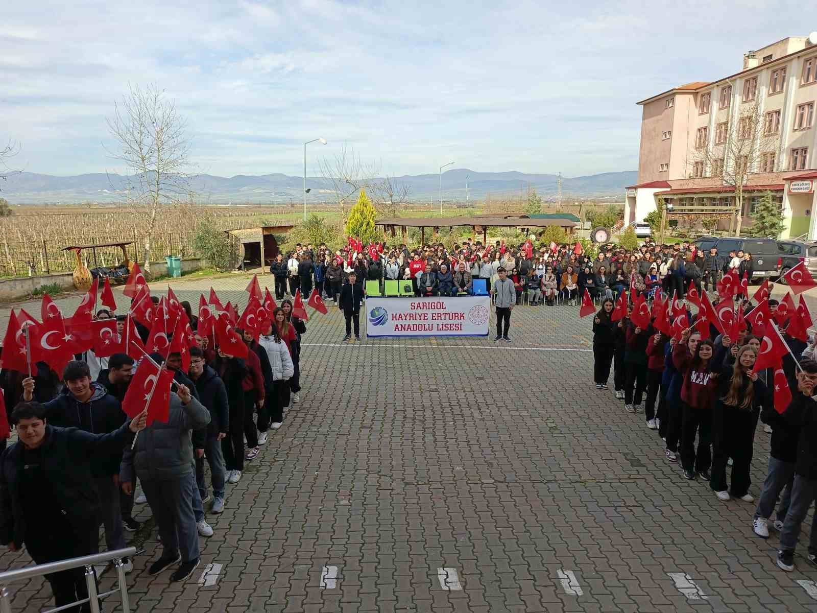 Sarıgöl’de öğrencilerden bayrağa anlamlı sahiplenme

