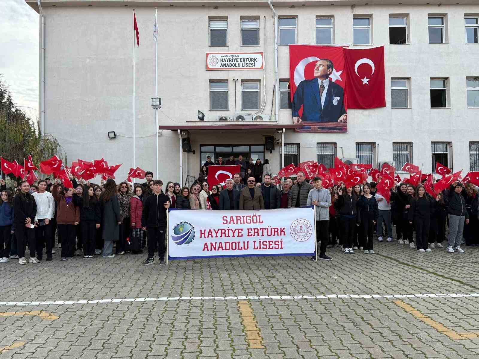 Sarıgöl’de öğrencilerden bayrağa anlamlı sahiplenme
