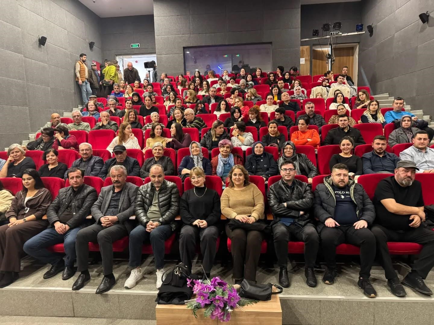 Sarıgöl’de tek kişilik oyun ilgi gördü
