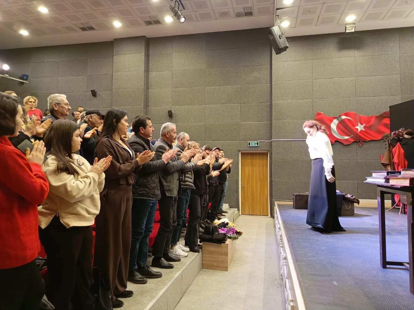 Sarıgöl’de tek kişilik oyun ilgi gördü
