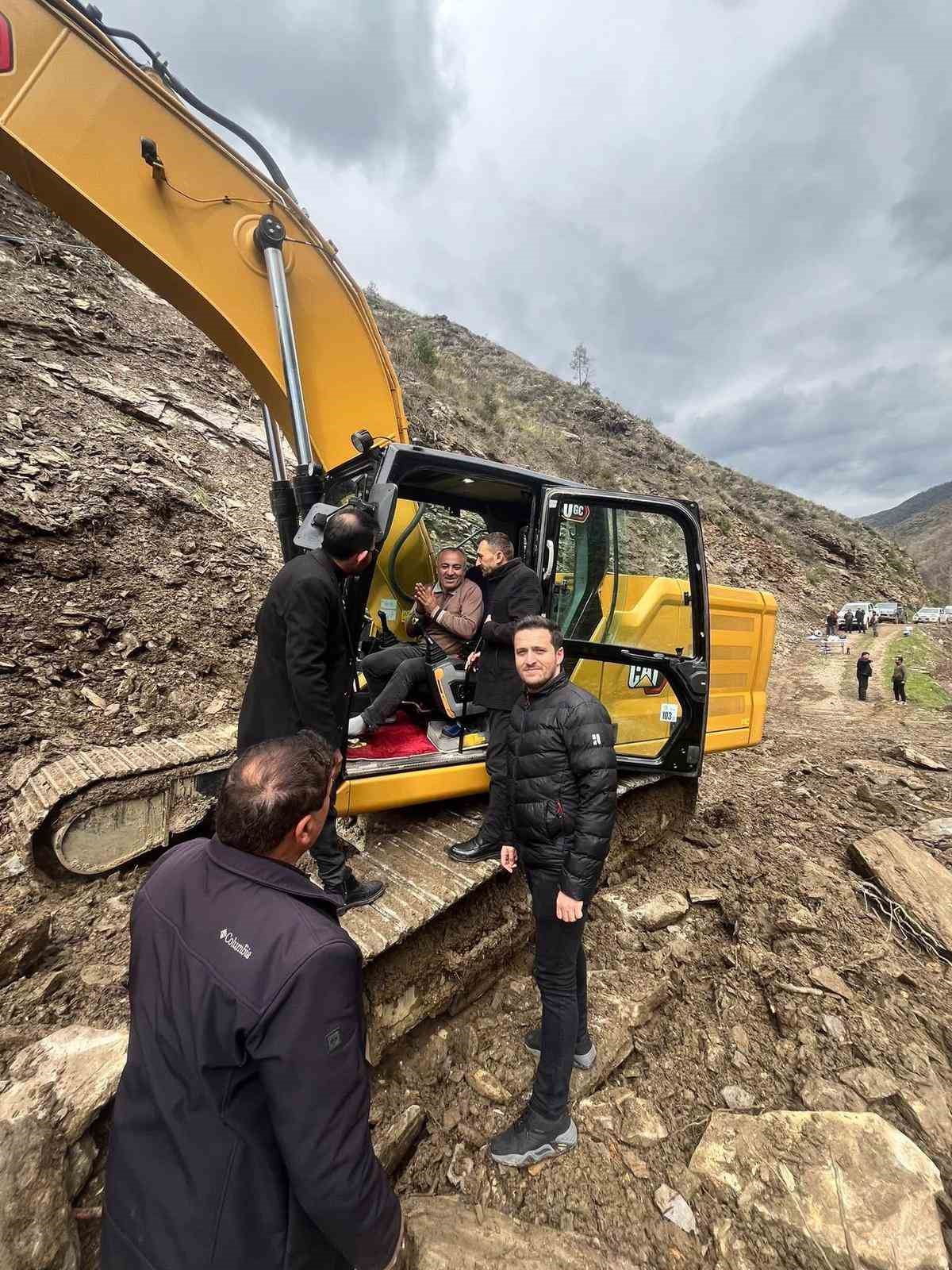 Sarıgöl’de yeni orman yolu ulaşımı rahatlatacak
Sarıgöl’de yeni orman yolu ulaşımı rahatlatacak