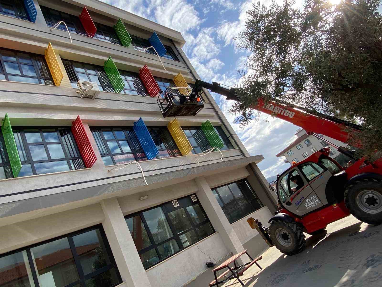 Sarıgöl’ün en büyük okulu klimalarla donatılıyor
