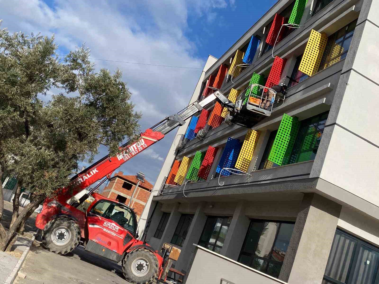 Sarıgöl’ün en büyük okulu klimalarla donatılıyor
