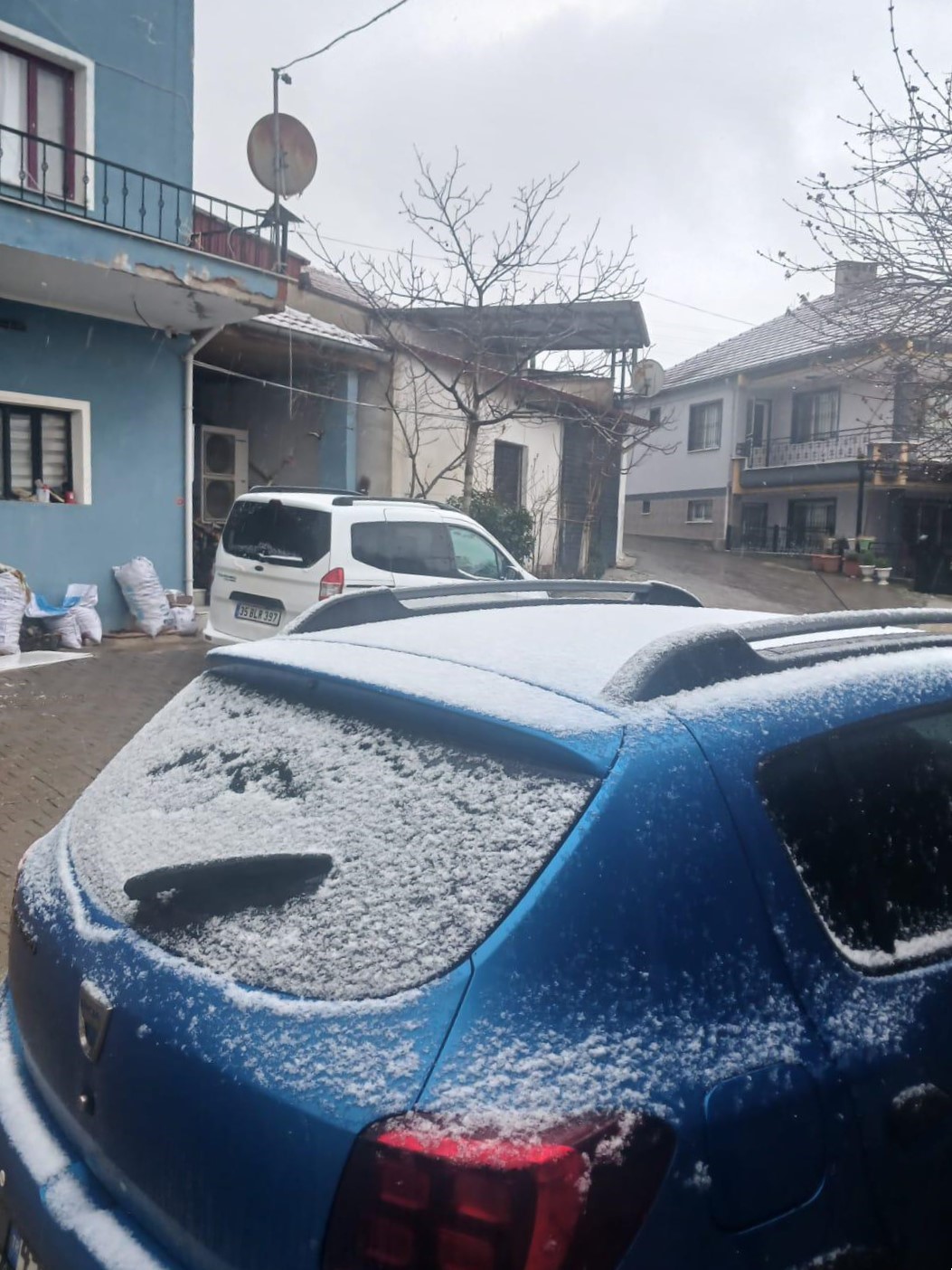 Sarıgöl’ün yüksek kesimlerine kısa süreli kar yağdı
