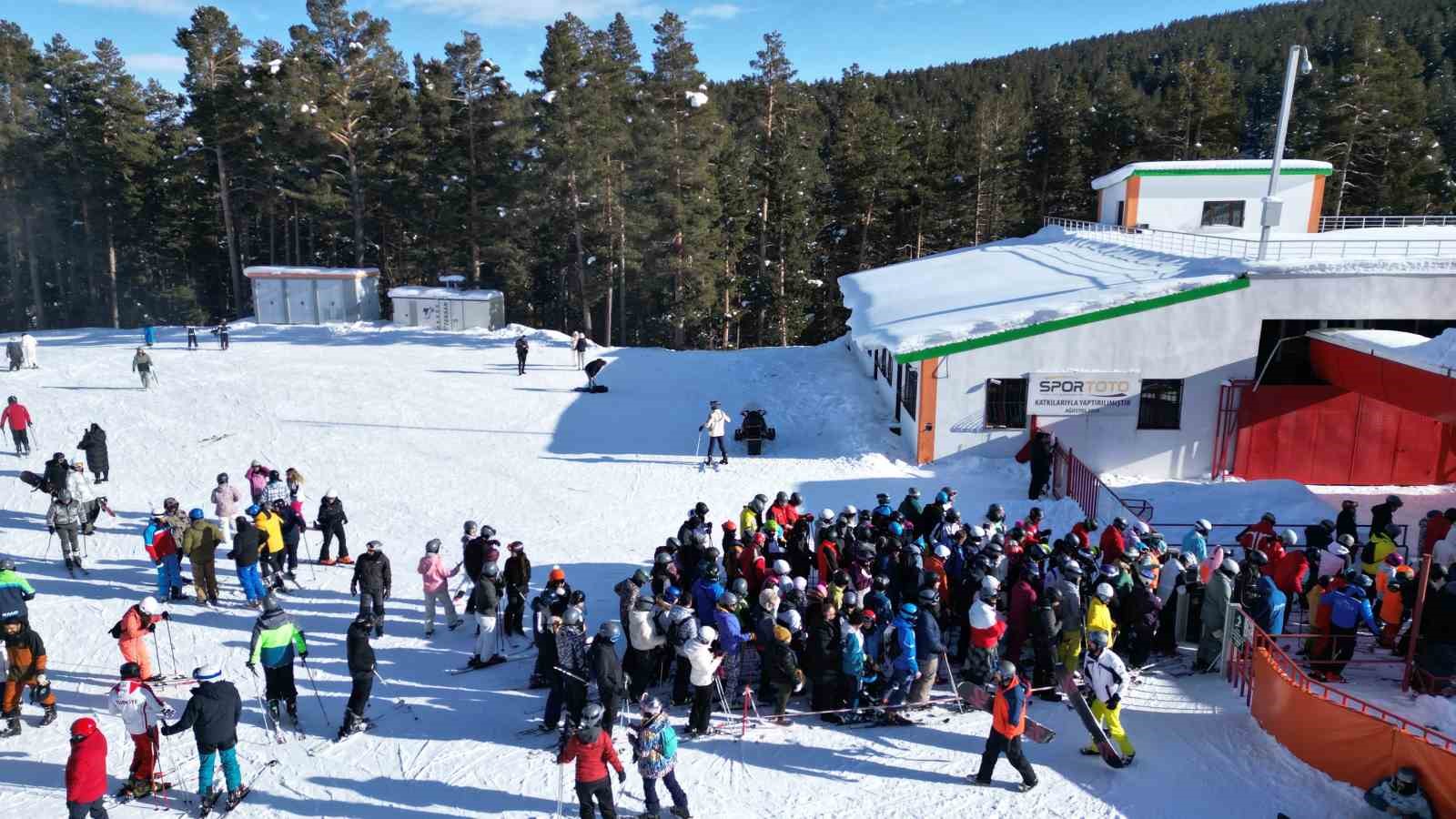 Sarıkamış Kayak Merkezi doldu taştı
