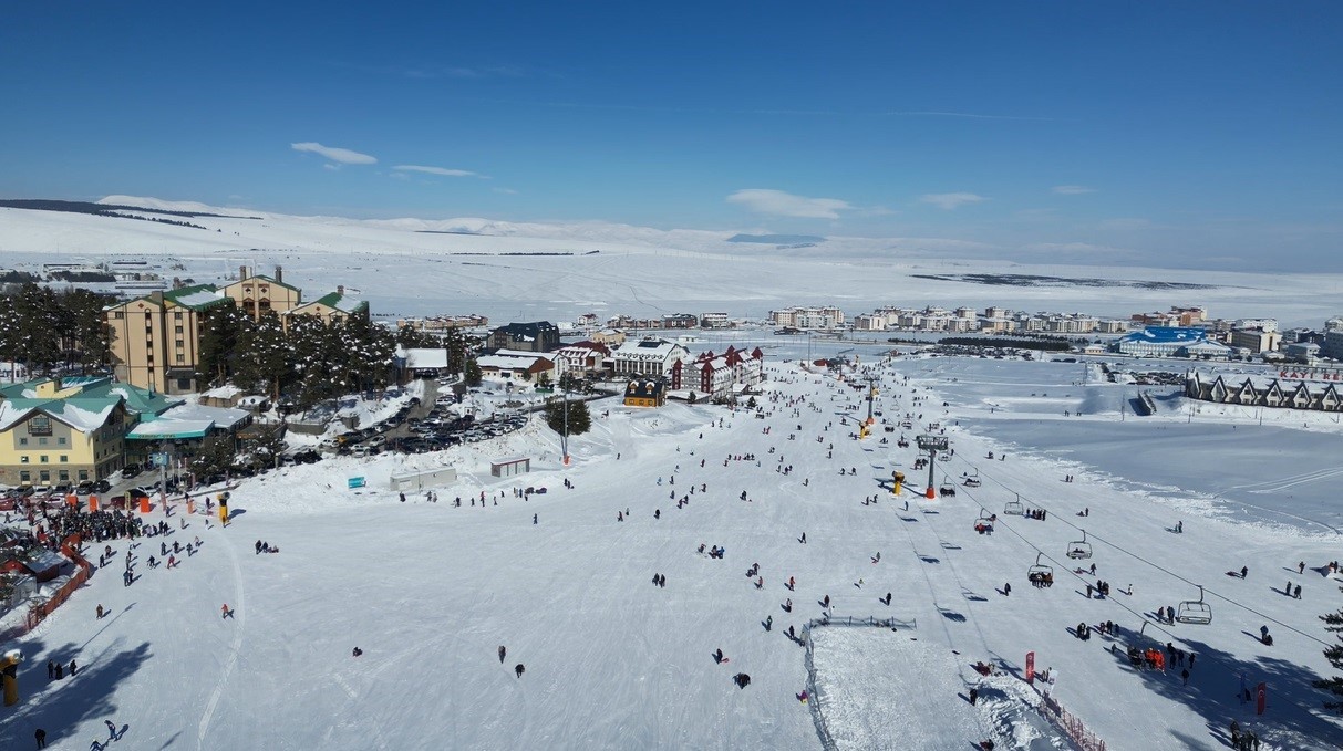 Sarıkamış Kayak Merkezi doldu taştı
