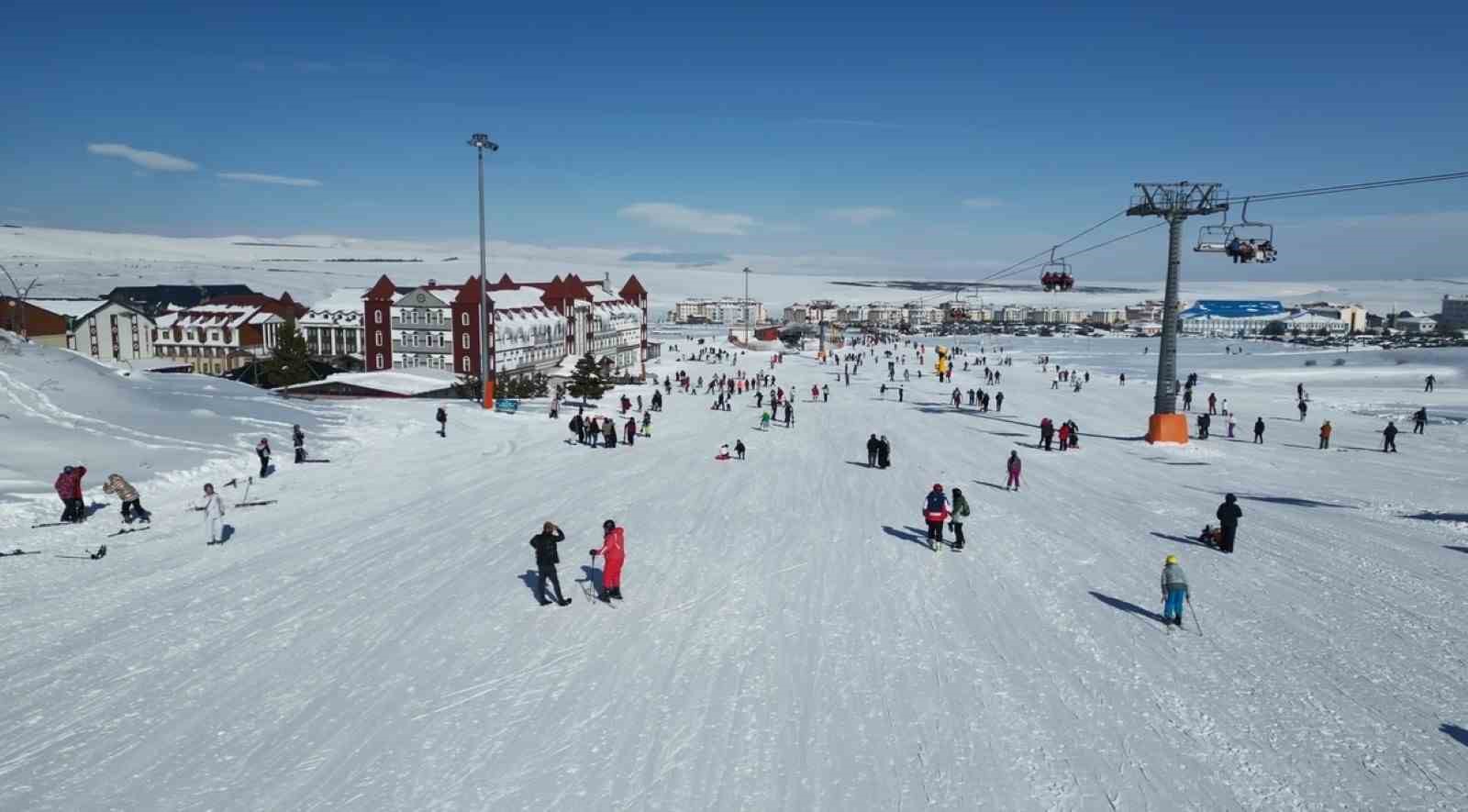 Sarıkamış Kayak Merkezi doldu taştı
