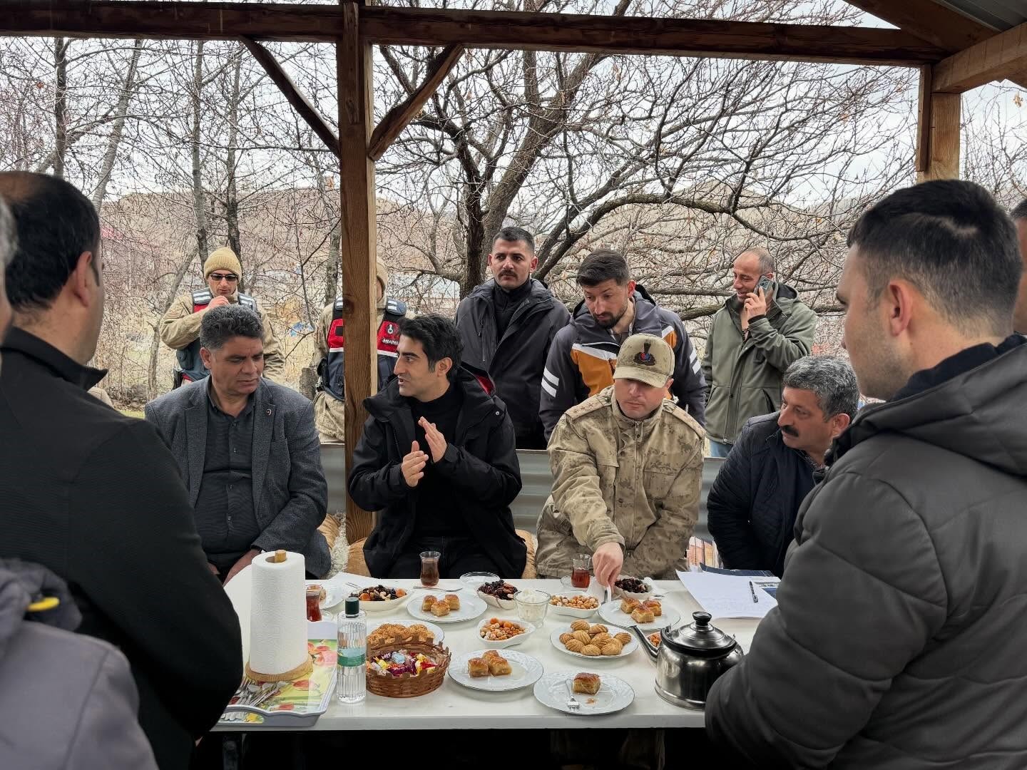 Sarıkamış Kaymakamı Aslantatar Karakurt köyünü ziyaret etti
Sarıkamış Kaymakamı Aslantatar Karakurt köyünü ziyaret etti