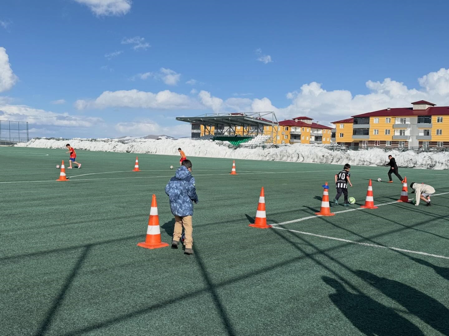 Sarıkamış Kaymakamı Enis Aslantatar’dan Gençlik Merkezi’ne ziyaret
