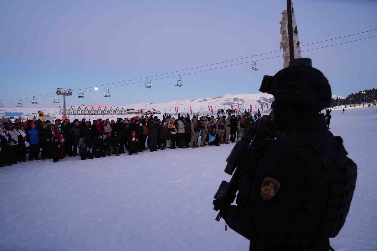 Sarıkamış şehitleri anısına meşaleli kayak gösterisi
