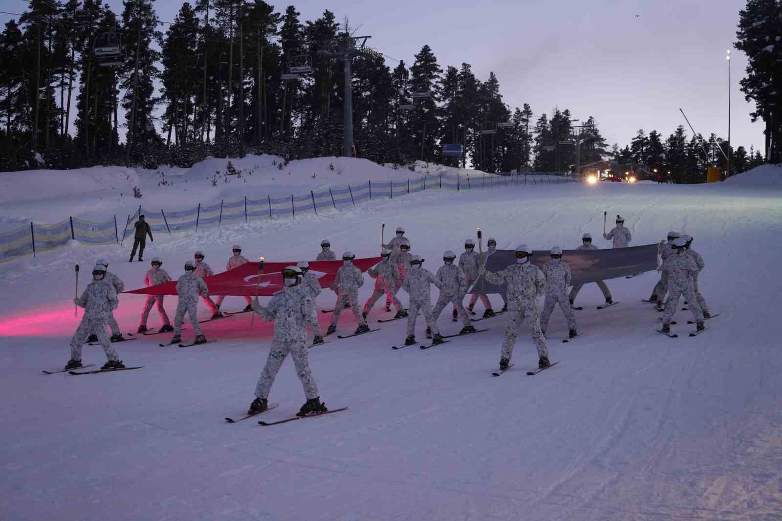Sarıkamış şehitleri anısına meşaleli kayak gösterisi
