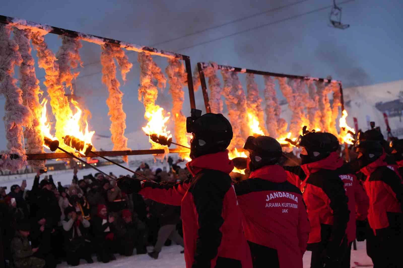 Sarıkamış şehitleri anısına meşaleli kayak gösterisi
