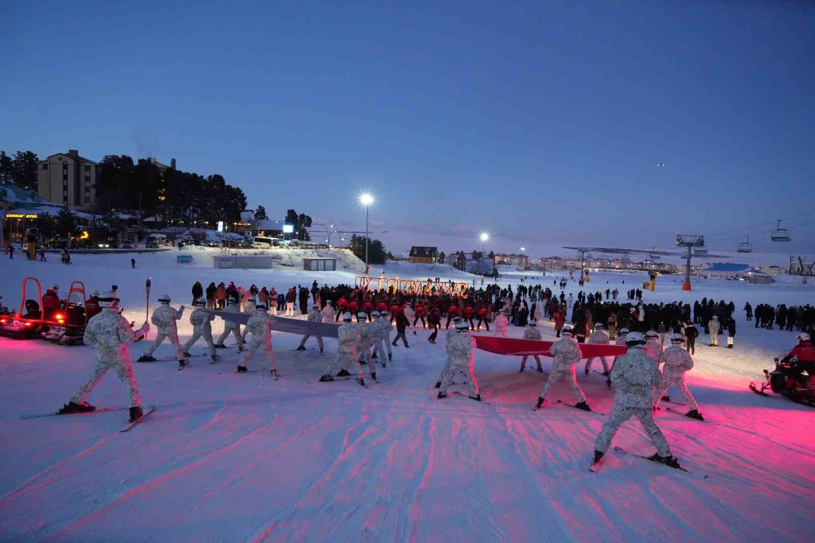 Sarıkamış şehitleri anısına meşaleli kayak gösterisi
