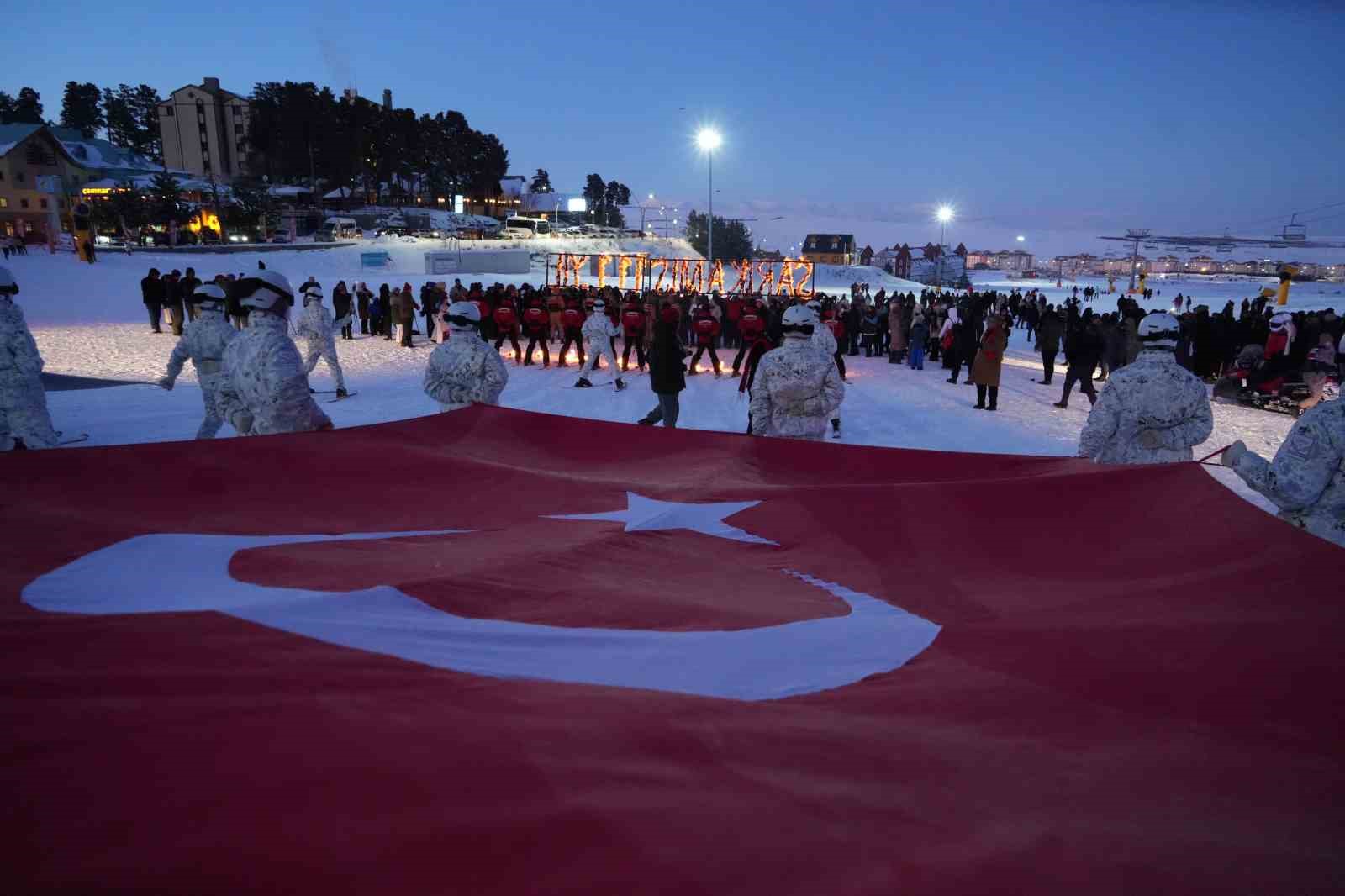 Sarıkamış şehitleri anısına meşaleli kayak gösterisi
