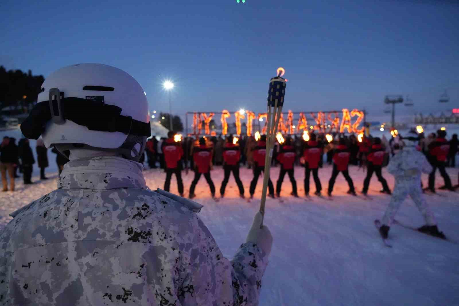 Sarıkamış şehitleri anısına meşaleli kayak gösterisi
