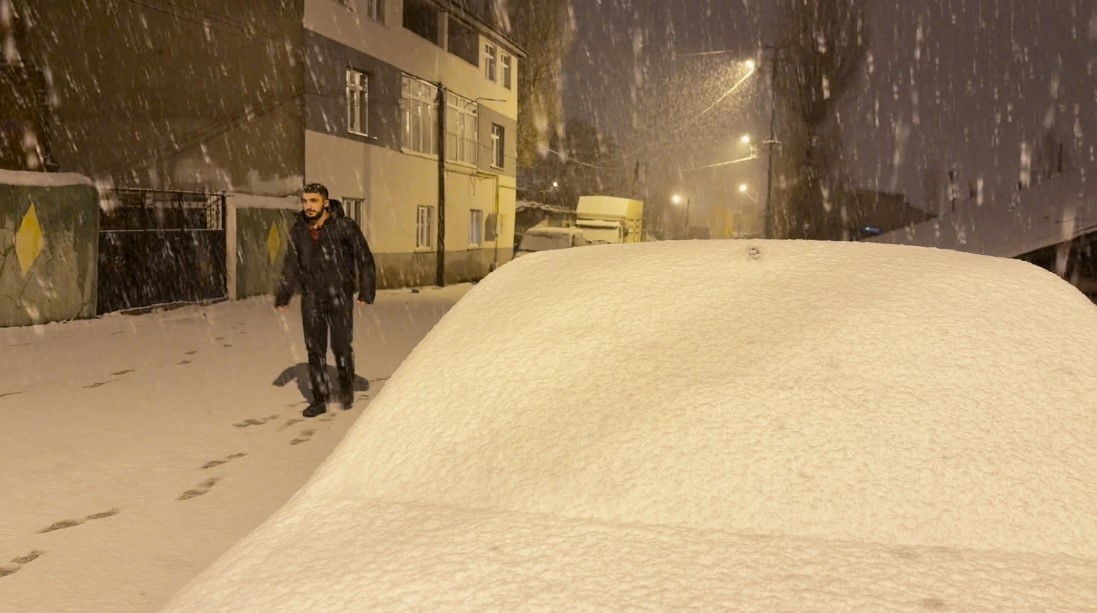 Sarıkamış’a kış geri döndü: Kar kalınlığı 15 santimetreyi aştı
