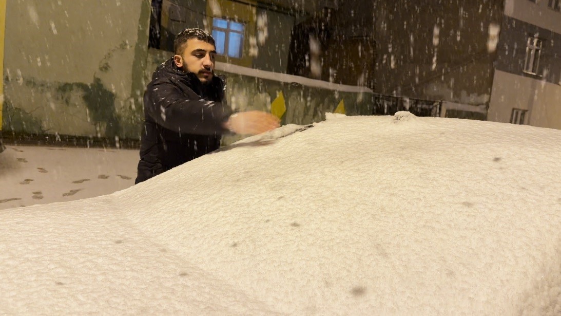 Sarıkamış’a kış geri döndü: Kar kalınlığı 15 santimetreyi aştı
