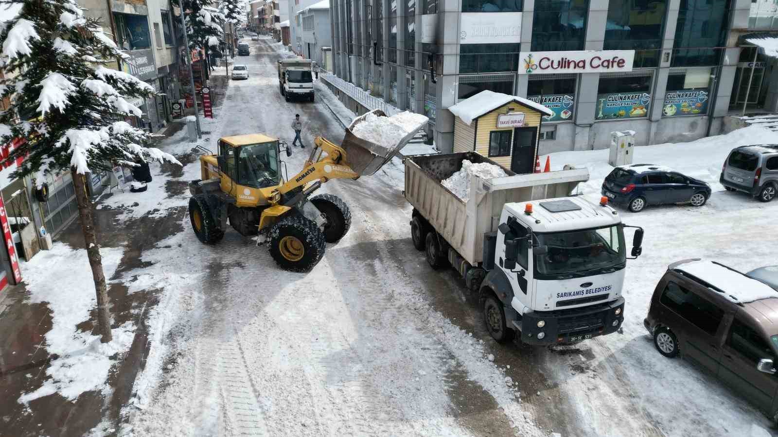 Sarıkamış’ta "beyaz mesai": 600 kamyon kar şehir dışına taşındı
