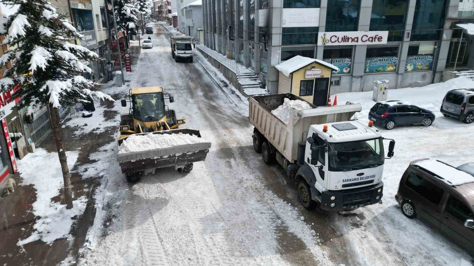 Sarıkamış’ta "beyaz mesai": 600 kamyon kar şehir dışına taşındı
