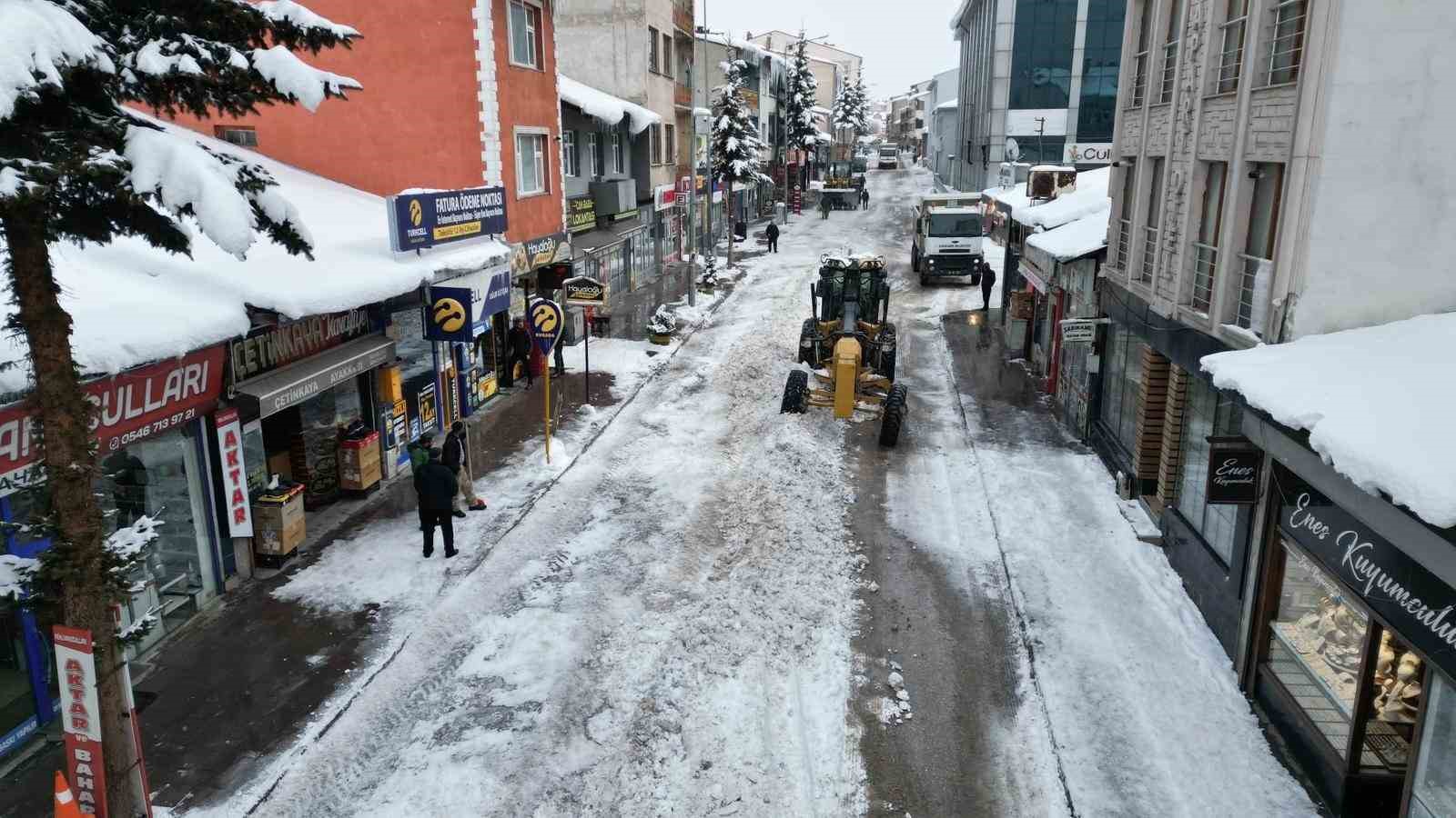 Sarıkamış’ta "beyaz mesai": 600 kamyon kar şehir dışına taşındı
