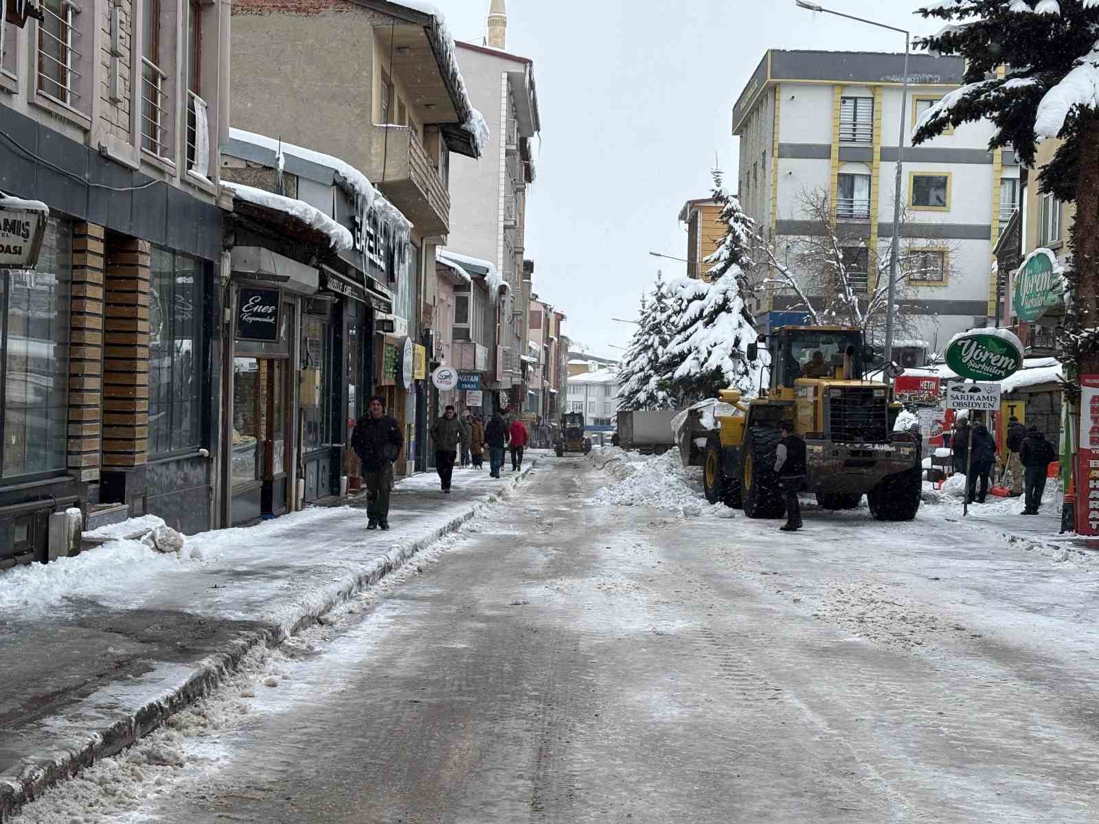 Sarıkamış’ta "beyaz mesai": 600 kamyon kar şehir dışına taşındı
