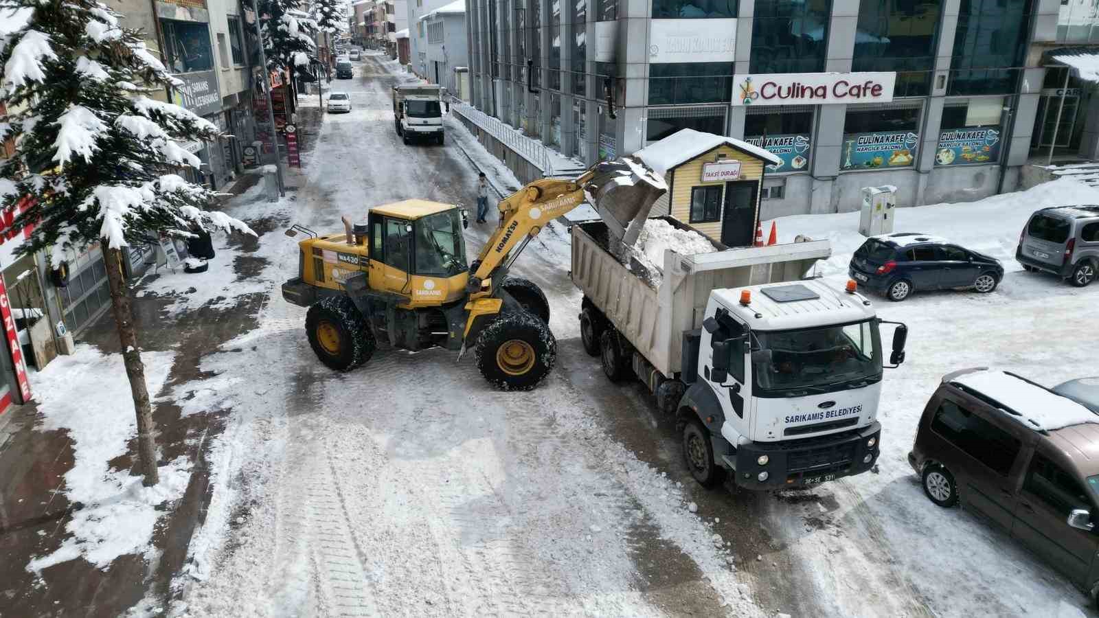 Sarıkamış’ta "beyaz mesai": 600 kamyon kar şehir dışına taşındı
